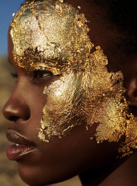 Das Magazin DSCENE feiert die 'Golden Hour' mit dem Editorial von Christina HASENAUER c/o DOUBLE T Photographers featuring Model Nondi, Hair & Make-up Talia Barak