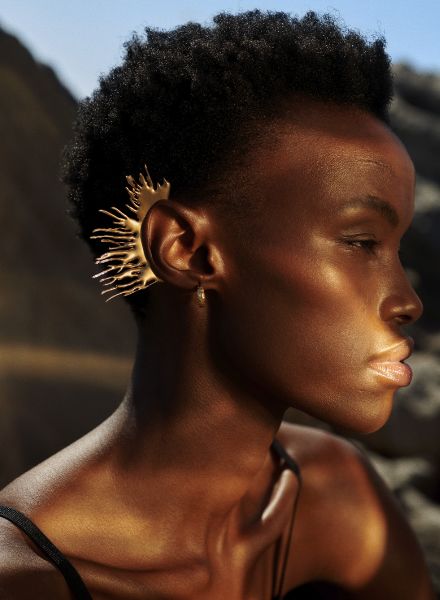 Das Magazin DSCENE feiert die 'Golden Hour' mit dem Editorial von Christina HASENAUER c/o DOUBLE T Photographers featuring Model Nondi, Hair & Make-up Talia Barak