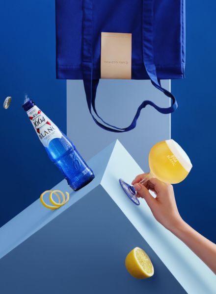 The blue beer hour with a touch of citrus - Maciek MILOCH c/o STILLSTARS photographs for 1664 BLANC from the renowned Strasbourg brewery KRONENBOURG