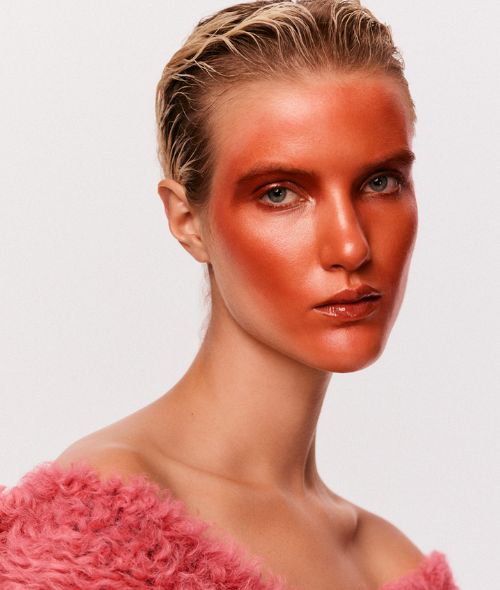MAX VON TREU fotografiert für VOGUE UKRAINE 'Fashion-Utopie: Bilder, mit denen man der Realität entfliehen möchte'