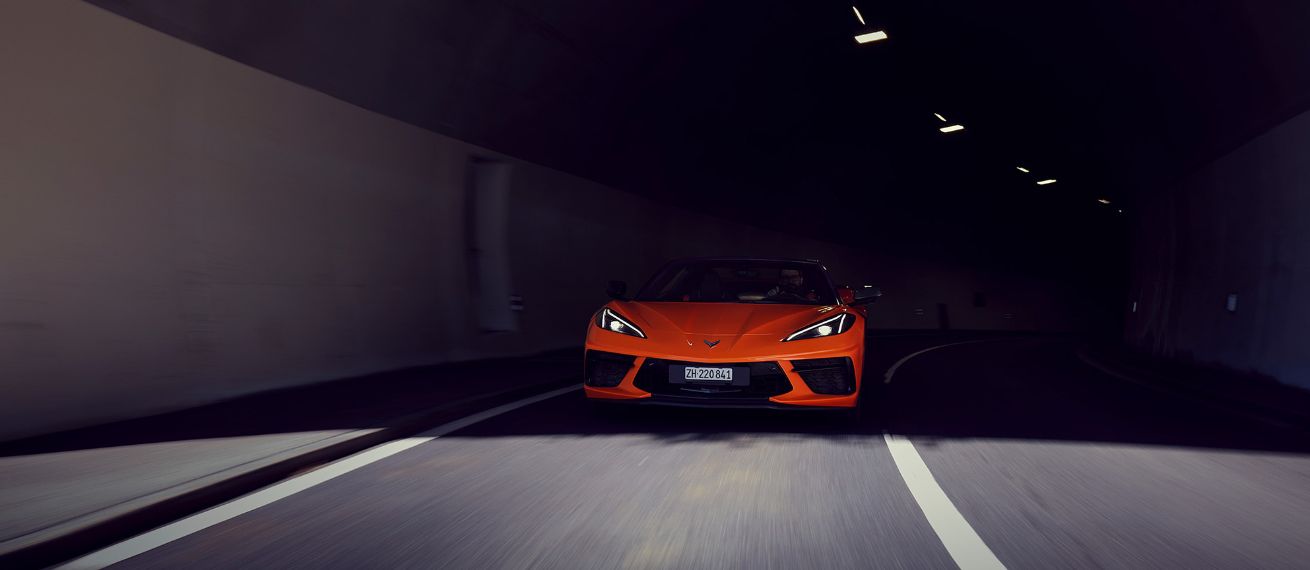 Mit der Corvette C8 durch Zürich und die Schweizer Alpen - DAVID BREUN fotografiert Model Alexander Dean für RAMP.SPACE