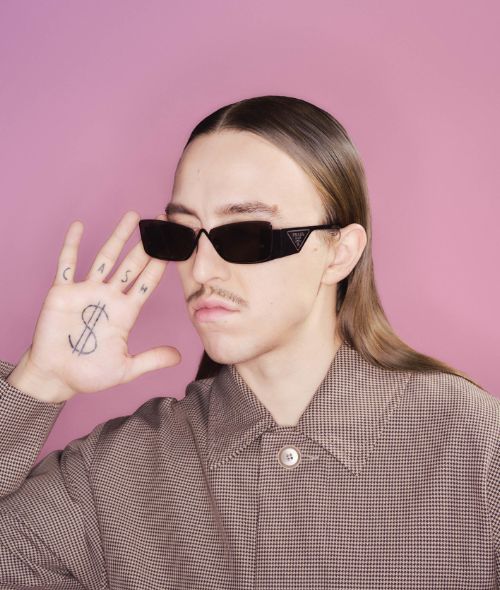 ‘The wonderful world of Tommy Cash’ - ONE HUNDRED BERLIN post-produces the title story with the singer and multi-talented artist for BERLINER ZEITUNG and photographer Stini Roehrs