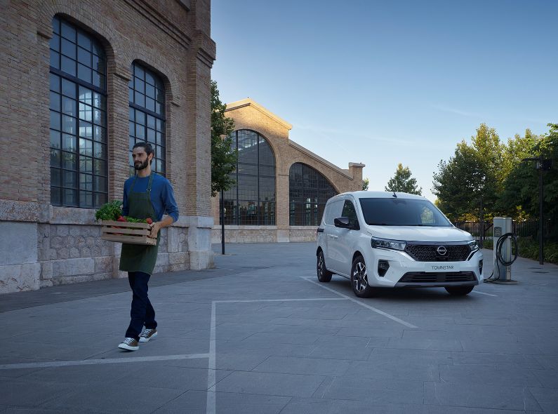 JAN STEINHILBER photographs more NISSAN TOWNSTAR EV VAN launch motifs for TBWA, Paris