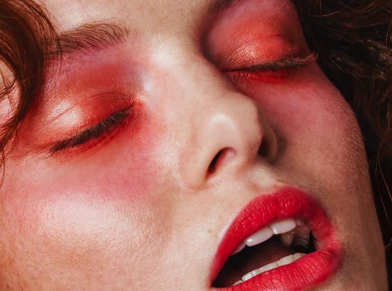 NEU : KARINA ASMUS, Hair & Makeup Expertin, Hamburg, mit Beauty Editorial für MARIE CLAIRE, L'OFFICIEL HOMMES und den OOONO 'Guardian Angel' Commercials auf GoSee