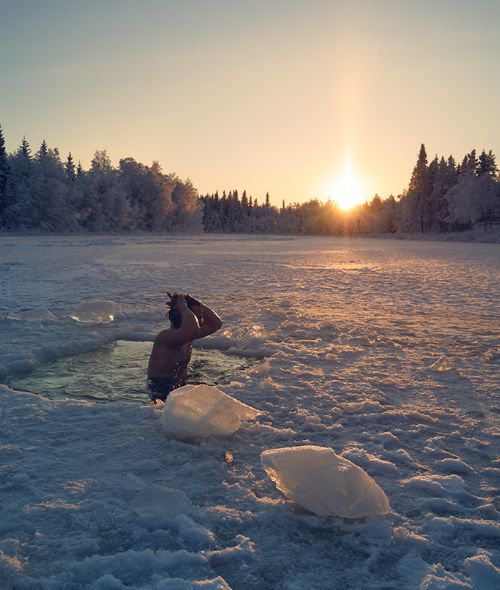 MARKUS MUELLER presents the visually stunning series ‘Wild North’, for which he accompanied extreme sports athlete and mental coach Hendrik Stachnau in the Swedish wilderness