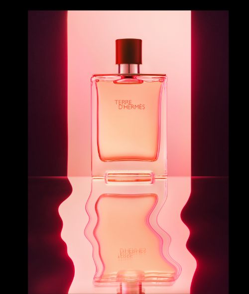 Alessandra KILA c/o EMEIS DEUBEL photographs fragrances for KaDeWe magazine