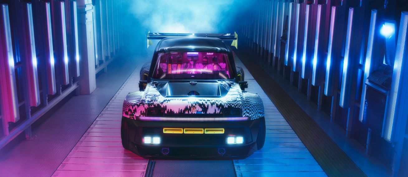 R5 TURBO 3E E-Tech 100% elektrisch - stimmungsvolle Concept Car Serie von Fotograf Tomek Makolski mit Creative Retouch von RECOM
