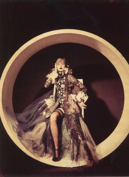"Couture Transfer" mit Polaroid Transfers und Couture Outfits von TIM PETERSEN bis zum 30. Juli 2023 verlängert