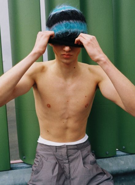 NINA KLEIN freut sich über NEUzugang Moritz LINDERT, Styling, Berlin; wir zeigen Euch sein Editorial für das TEETH Magazin, fotografiert von Emil Levy