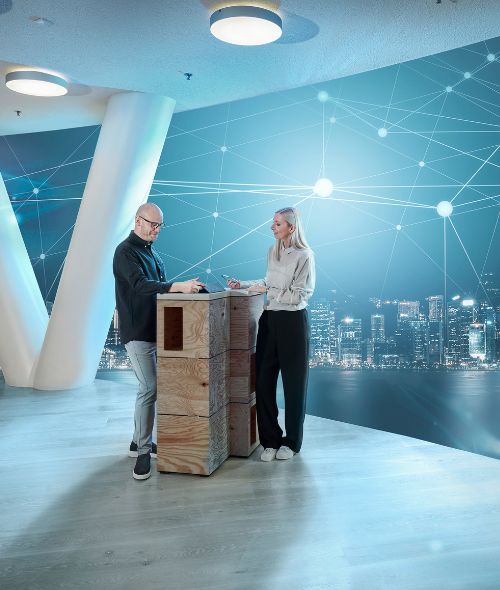 MARCUS PHILIPP SAUER fotografiert für Personalwerk die KFW IPEX BANK Frankfurt Kampagne mit unkonventionellen Perspektiven