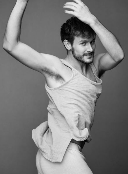 DOMINIK MENTZOS portrays the dancers of the ‘new’ DRESDEN FRANKFURT Dance Company
