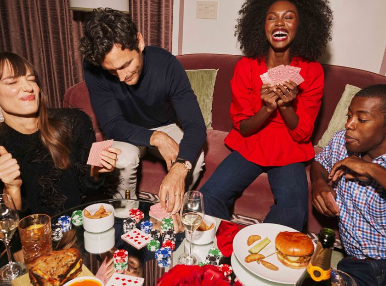 TUCKERNUCK läutet die Holiday '23 Season mit neuem Party Shop ein - fotografiert in New York von Kate MOORE c/o ALYSSA PIZER MANAGEMENT