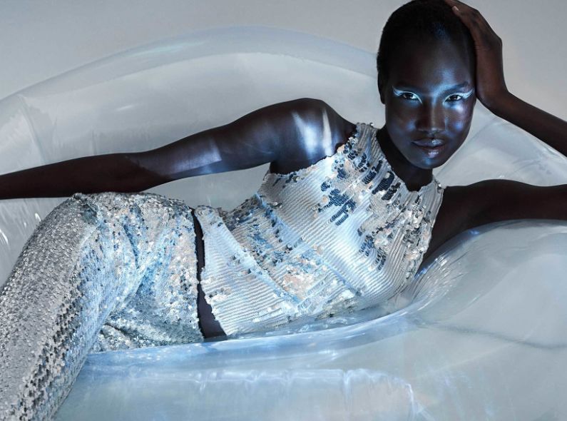 ‘Time to Shine’ – FRAUKE FISCHER photographs the futuristic December ‘23 cover spread for MAXIMA Magazine