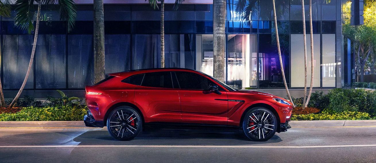 DAVID MASEMORE fotografiert die ASTON MARTIN DBX707 Kampagne on-location in Miami für Daughter Studio London