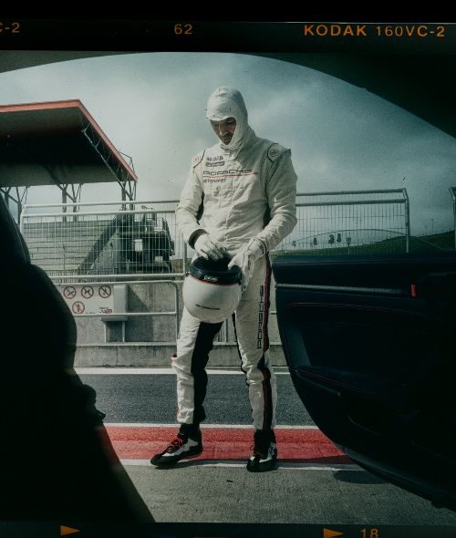 ‘Lucky’s high–speed chase !’ – ANKE LUCKMANN stages the new PORSCHE 911 GT3 RS in a race on the Navarra circuit