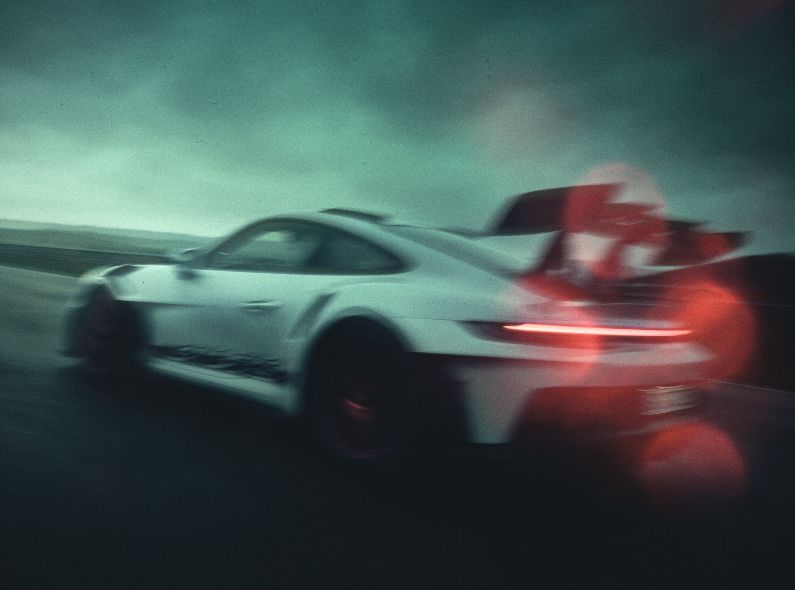 ‘Lucky’s high–speed chase !’ – ANKE LUCKMANN stages the new PORSCHE 911 GT3 RS in a race on the Navarra circuit