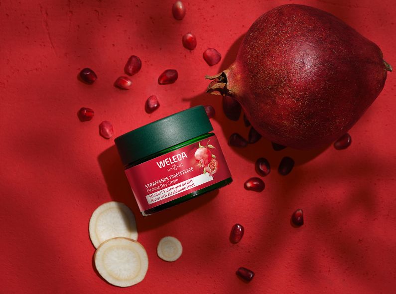 Sarah Fürbringer fotografiert Cosmetics-Stills für WELEDA Granatapfel - Setdesign & Textures by Kirsten BENOUFA c/o LIGAWEST ... und trefft die HMS-Agentur LIGAWEST als Aussteller auf der UPDATE-24-BERLIN