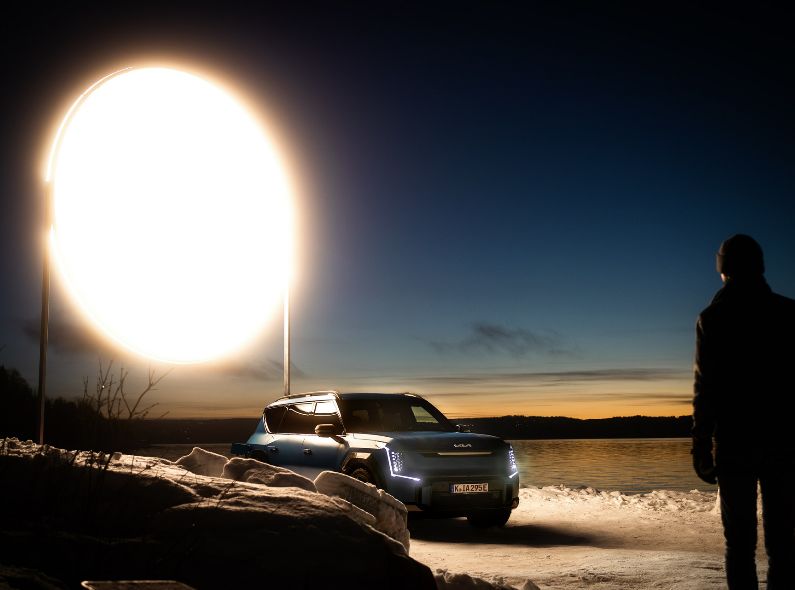 ‘The Impossible Sunlight’ : a light installation in Norway – for which the KIA EV9 and INNOCEAN mimick the rising sun