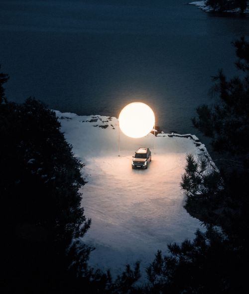 ‘The Impossible Sunlight’ : a light installation in Norway – for which the KIA EV9 and INNOCEAN mimick the rising sun