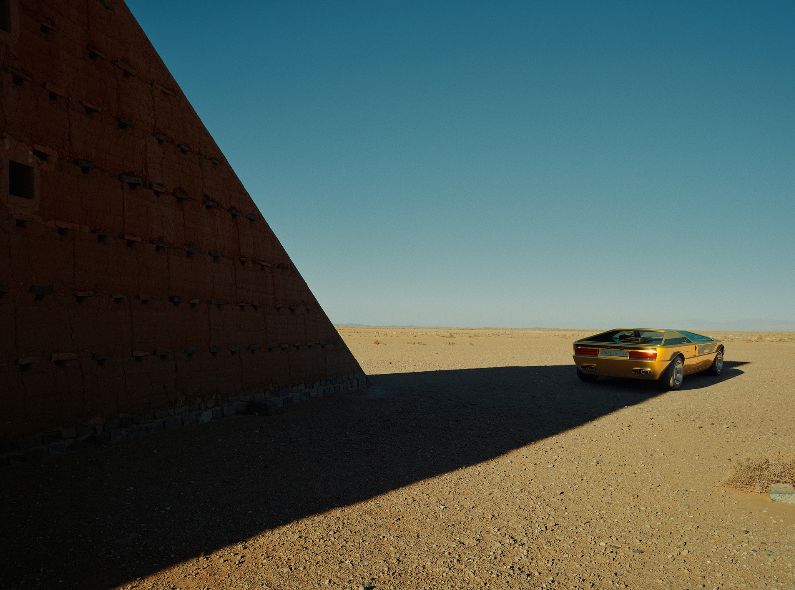 Ein Maserati vor den gigantischen Wüsten-Kunstwerken von Hannsjörg Voth - ein Projekt von Fotograf Nick Meek und RECOM auf GoSee NEWS