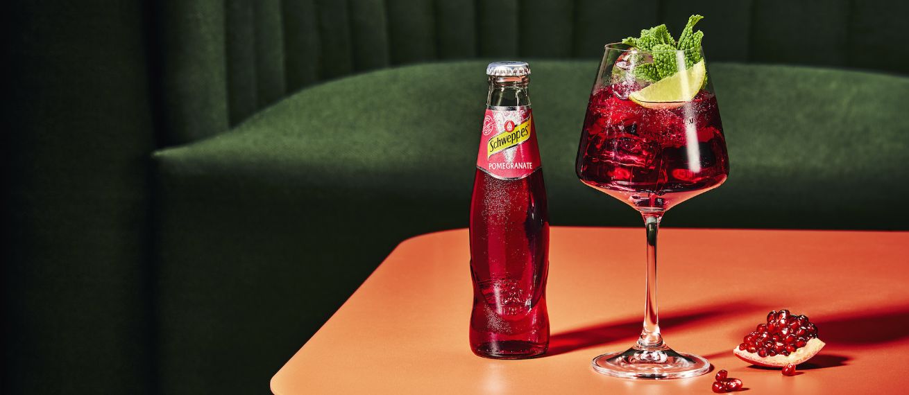 Claudia GÖDKE c/o STILLSTARS fotografiert für SCHWEPPES die 'Schweppes Pomegranate'-Launchkampagne - und trefft STILLSTARS als Aussteller an beiden Tagen auf der UPDATE-24-BERLIN
