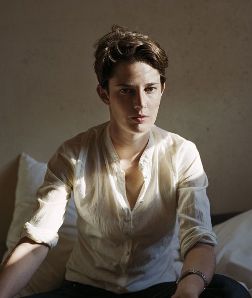 PLAY STUDIOS HAMBURG presents the Friday Rewind pop-up exhibition on 12 April 2024 at 7pm with emotional portraits by FERGUS PADEL – ‘Her love lies in her portraits of people and nature and time’