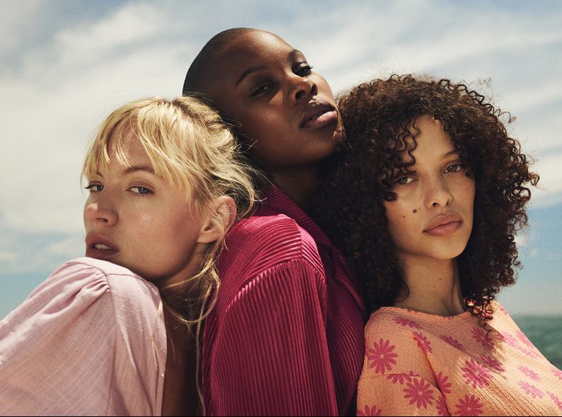 Made in Cape Town – Saskia WEGNER c/o NERGER M&O photographs a beach editorial for the magazine SELIN