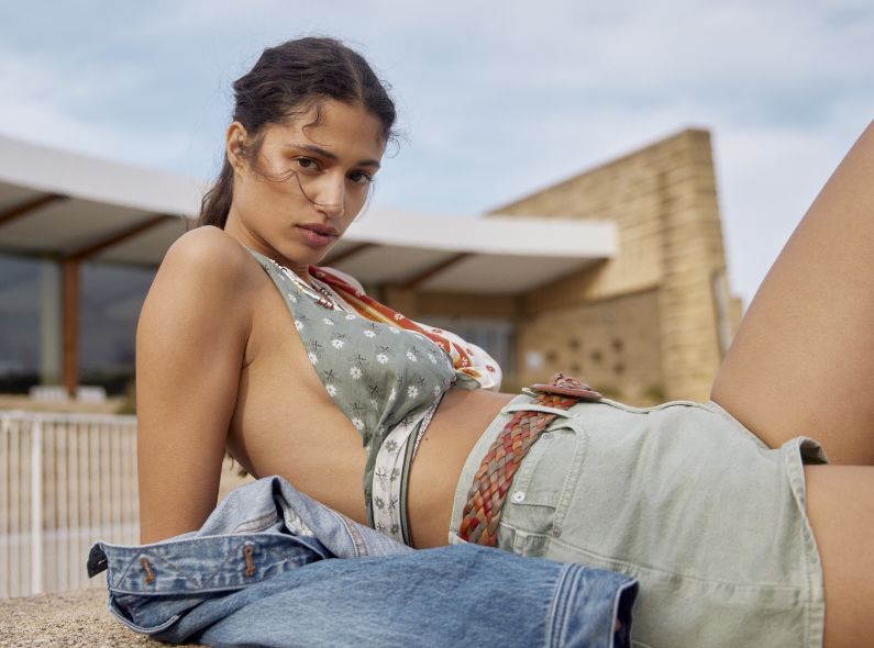 Malika El-Maslouhi für MADEWELL in einem 60ies inspirierten Shoot, organisiert von 7 SEAS PRODUCTIONS in Cassis