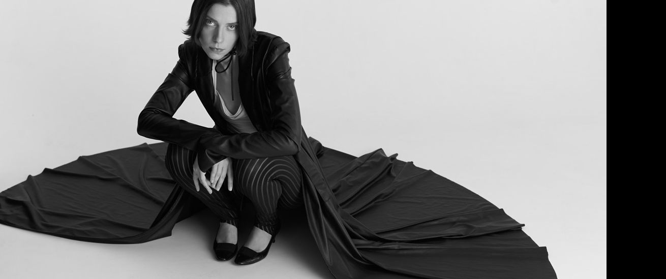 'Celia' - die freie Strecke mit Model Celia Schoras wurde fotografiert von Sarah STORCH c/o DOUBLE T Photographers