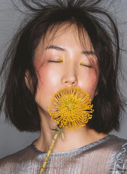 Det KEMPKE c/o DOUBLE T Photographers fotografiert das Editorial 'Flower Power' für das SOLSTICE Magazin, vor der Kamera Model Kiju Kim