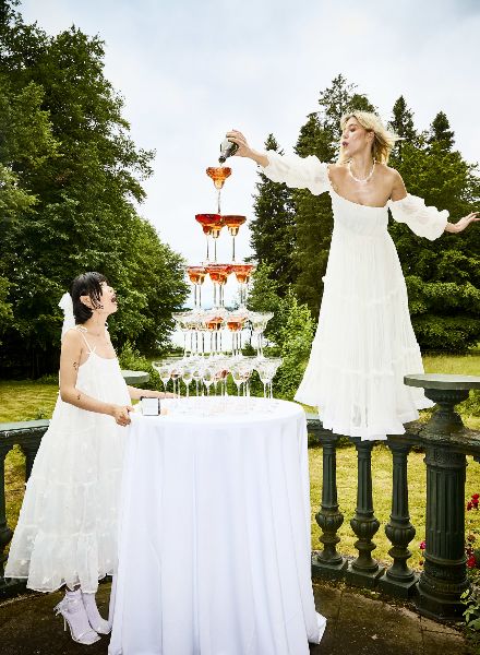 The time for celebrations! ESTHER HAASE photographs a BOBBI BROWN GERMANY summer special with exclusive beauty products and favorite looks – beauty for every real-life moment