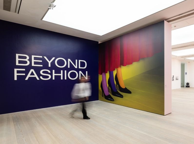 GoSee CREATIVES TO WATCH: Nathalie Herschdorfer, Direktorin des Photo Elysée in Lausanne, über ihre kuratierte Ausstellung 'Beyond Fashion' in der Saatchi Gallery London