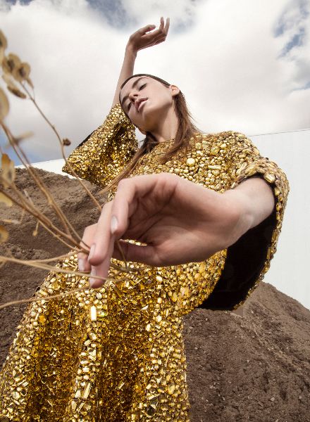 SCHAH PHOTOGRAPHY zeigt Sommer Editorial in goldenem Dolce & Gabbana Hollywood Look