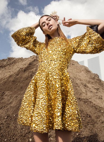 SCHAH PHOTOGRAPHY zeigt Sommer Editorial in goldenem Dolce & Gabbana Hollywood Look