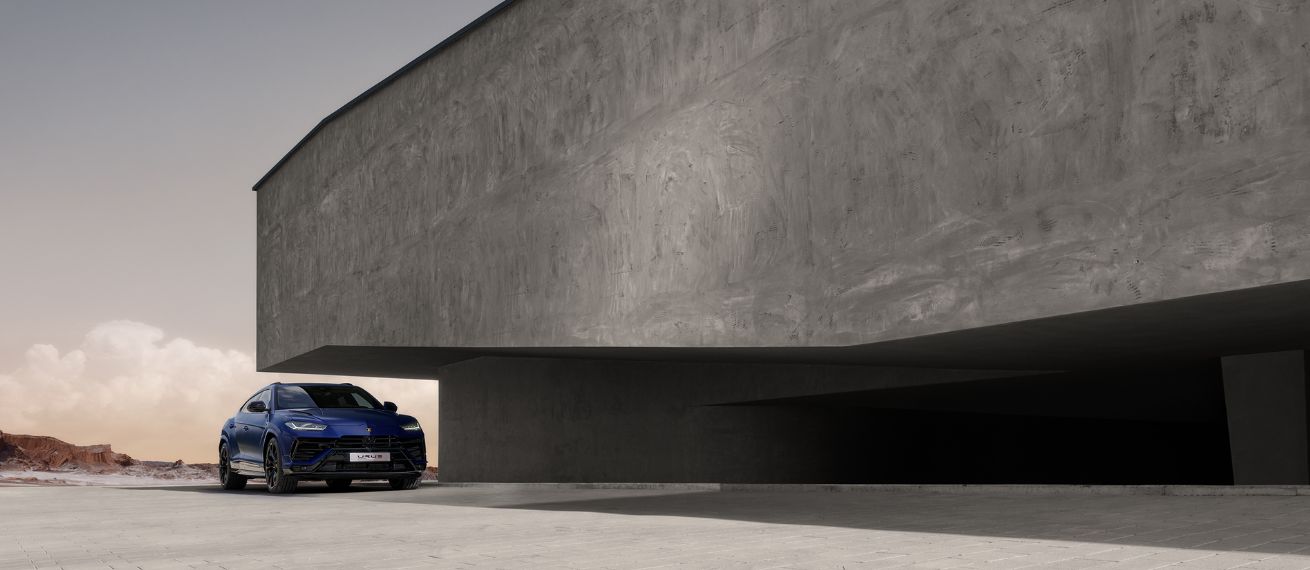 Kraft trifft Eleganz: DANIEL HARTZ präsentiert den LAMBORGHINI URUS S in urbaner Kulisse