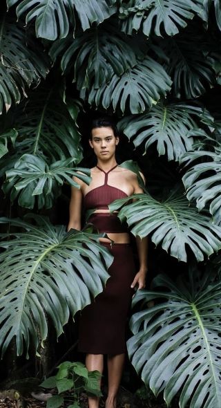 Kaniela Stewart, Cheyenne Kanani, Kahealani Papke, Mahina Florence & Xavier Downey Silva - Anne MENKE c/o KRISTINA KORB fotografierte mit Fashion Editor/Stylist Xaviera Aubri für die VOGUE NL Mai 2024 Ausgabe auf Hawaii