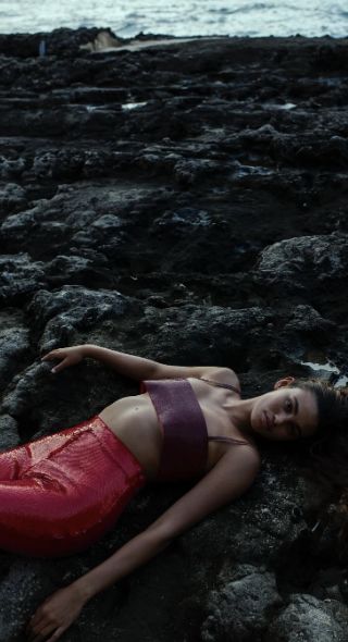 Kaniela Stewart, Cheyenne Kanani, Kahealani Papke, Mahina Florence & Xavier Downey Silva - Anne MENKE c/o KRISTINA KORB fotografierte mit Fashion Editor/Stylist Xaviera Aubri für die VOGUE NL Mai 2024 Ausgabe auf Hawaii