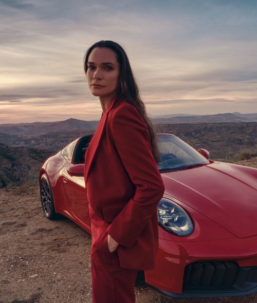 HOLGER WILD stages the PORSCHE 911 with models from unusual perspectives