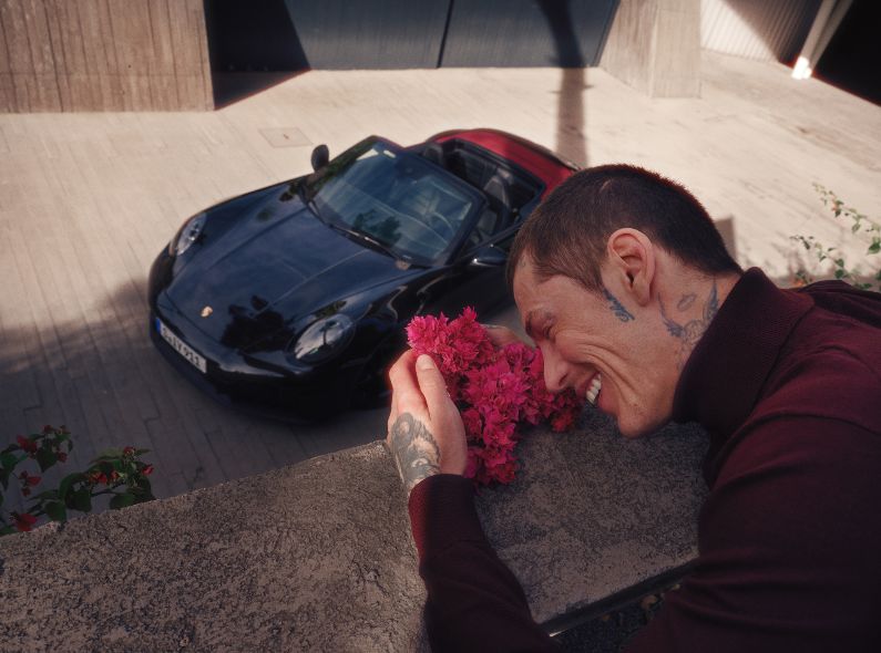 HOLGER WILD stages the PORSCHE 911 with models from unusual perspectives
