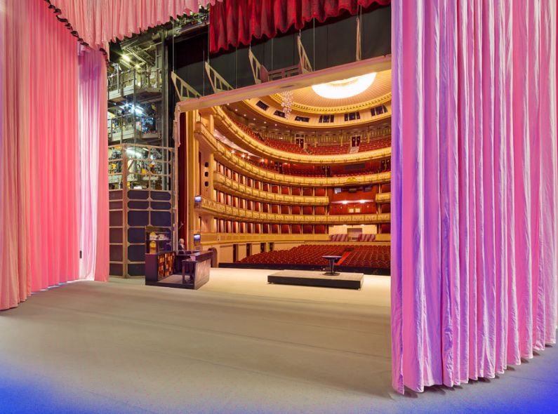 Lois Lammerhuber honored with special prize for achievements in music theater for his photography of the Vienna State Opera, published in 14 books (EDITION LAMMERHUBER)