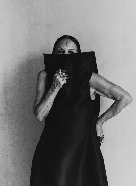 Tarek Mawad fotografiert die Fashion Legende Michèle Lamy dressed in Couture für die VOGUE Arabia - postroduziert von ONE HUNDRED BERLIN