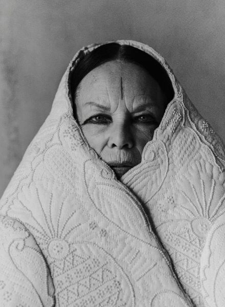Tarek Mawad fotografiert die Fashion Legende Michèle Lamy dressed in Couture für die VOGUE Arabia - postroduziert von ONE HUNDRED BERLIN