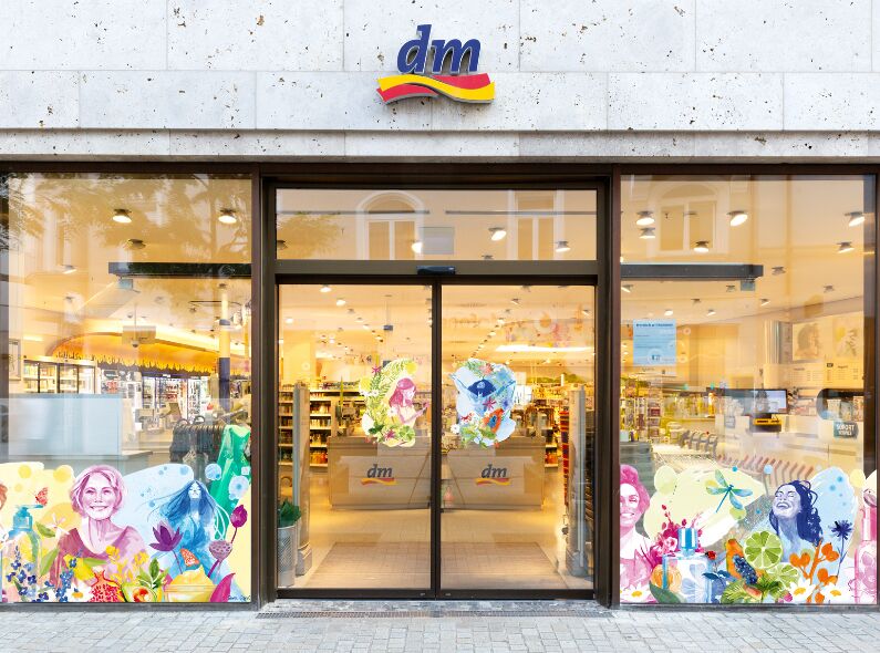 Illustrated window design by Gisela GOPPEL c/o 2AGENTEN for DM