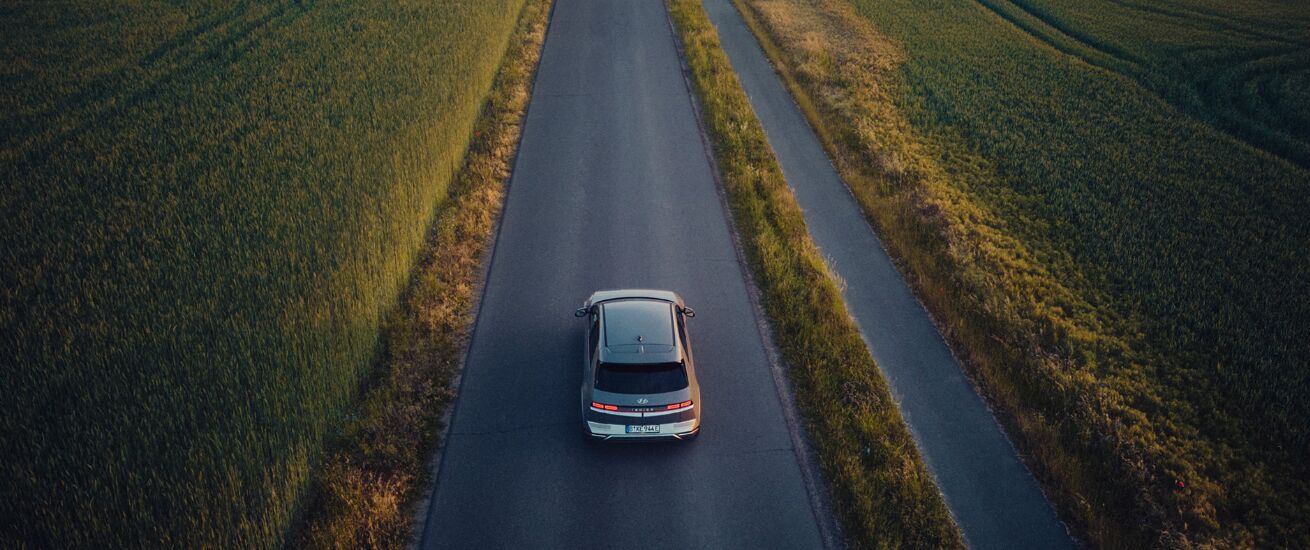 One for the road ..... - Photographer MICHAEL HANISCH stages the HYUNDAI IONIQ5 at the gates of Berlin