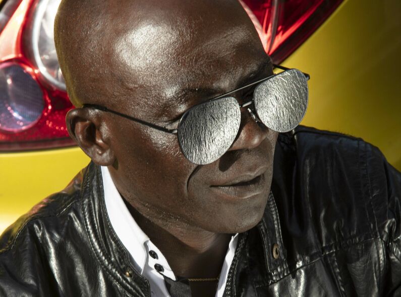 Alexandra POLINA c/o JULIA WALDMANN portrays the Cameroonian singer and Hamburg resident Jeano Elong for the young record label NOT OK RECORDS, two motifs for you on GoSee.News