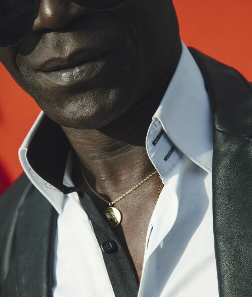 Alexandra POLINA c/o JULIA WALDMANN portrays the Cameroonian singer and Hamburg resident Jeano Elong for the young record label NOT OK RECORDS, two motifs for you on GoSee.News
