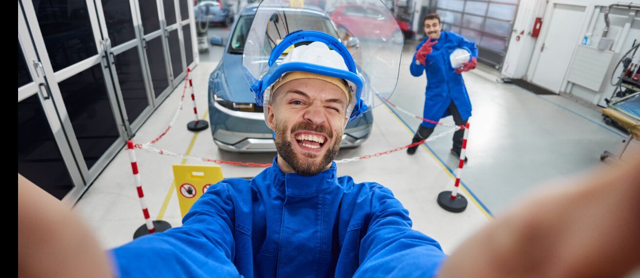 'My Squad - think out of the box' - Simone SCHNEIDER c/o ANDREA HEBERGER photographs the BOSCH social media campaign in a selfie look for the Panama agency