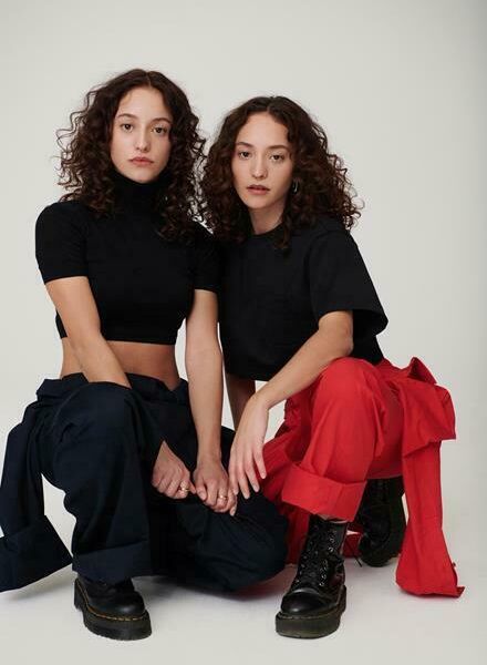 'TWINS' - Mirjam KLUKA c/o VISUALEYES ARTISTS  fotografiert für das MYSELF Magazin Zwillingsschwestern