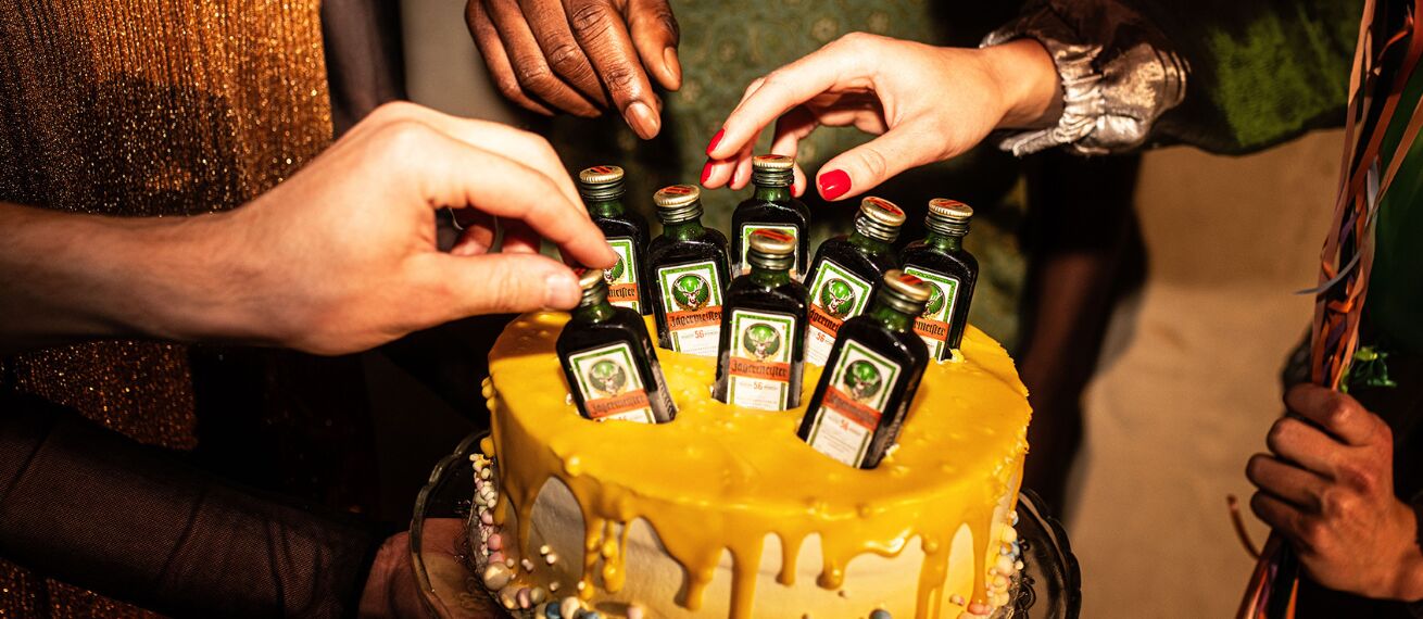 JÄGERMEISTER freut sich auf 2025 mit der neuen globalen Gifting Season Kampagne von Catrin HANSMERTEN (Set & Props), sowie Natalie SCHNEIDER (Fashion Styling), beide Artists c/o LIGAWEST