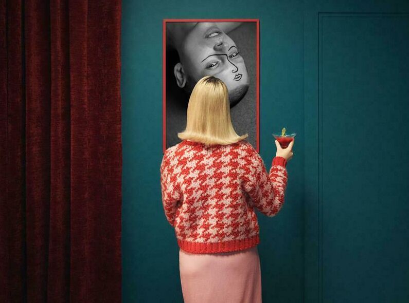 "Framed love for your walls with Wallbaby." - GOLDEN RETRIEVER c/o VISUALEYES ARTISTS photograph the campaign for WALLBABY, the Swedish premium poster company founded in 2021 by photographers Pierre and Eveline
